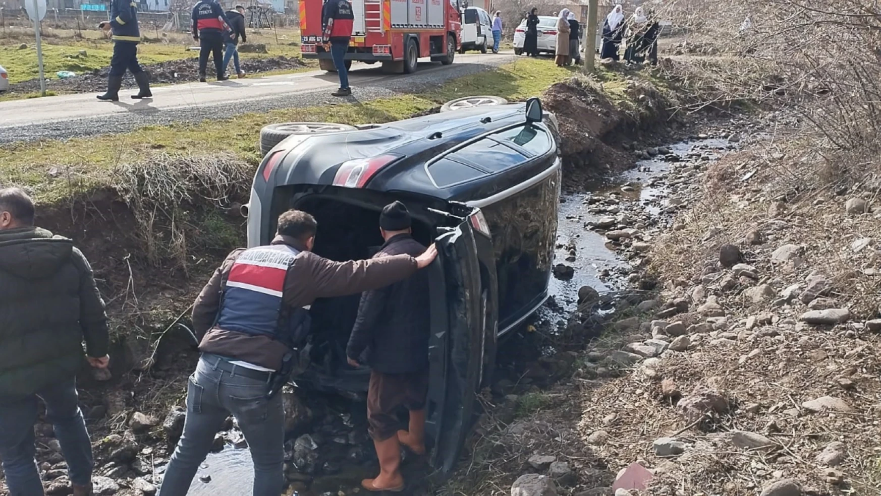Elazığ'da otomobil yoldan çıkıp takla attı: 1 yaralı