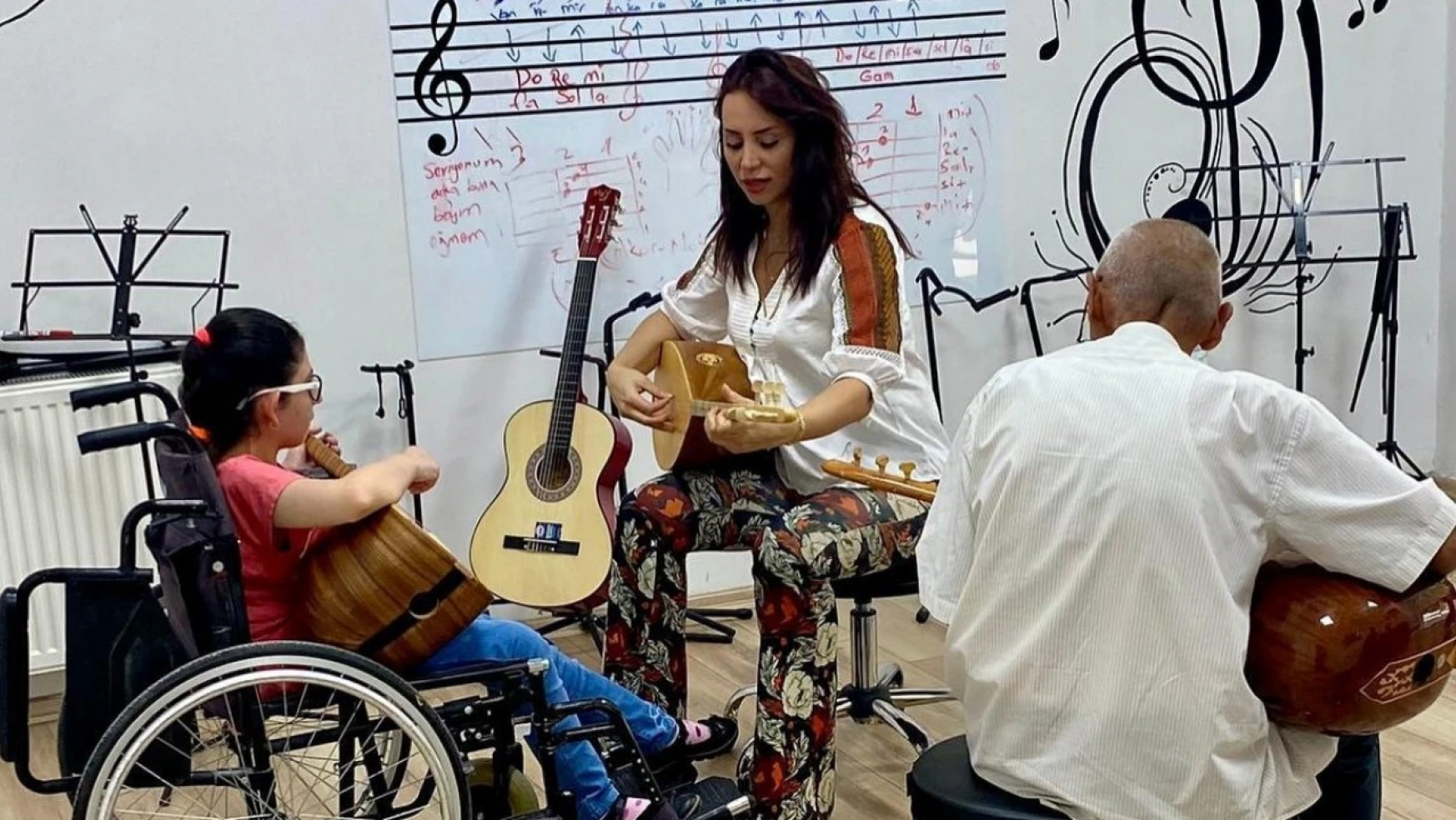 Elazığ'da özel gereksinimli çocuklara müzik ve drama eğitimi