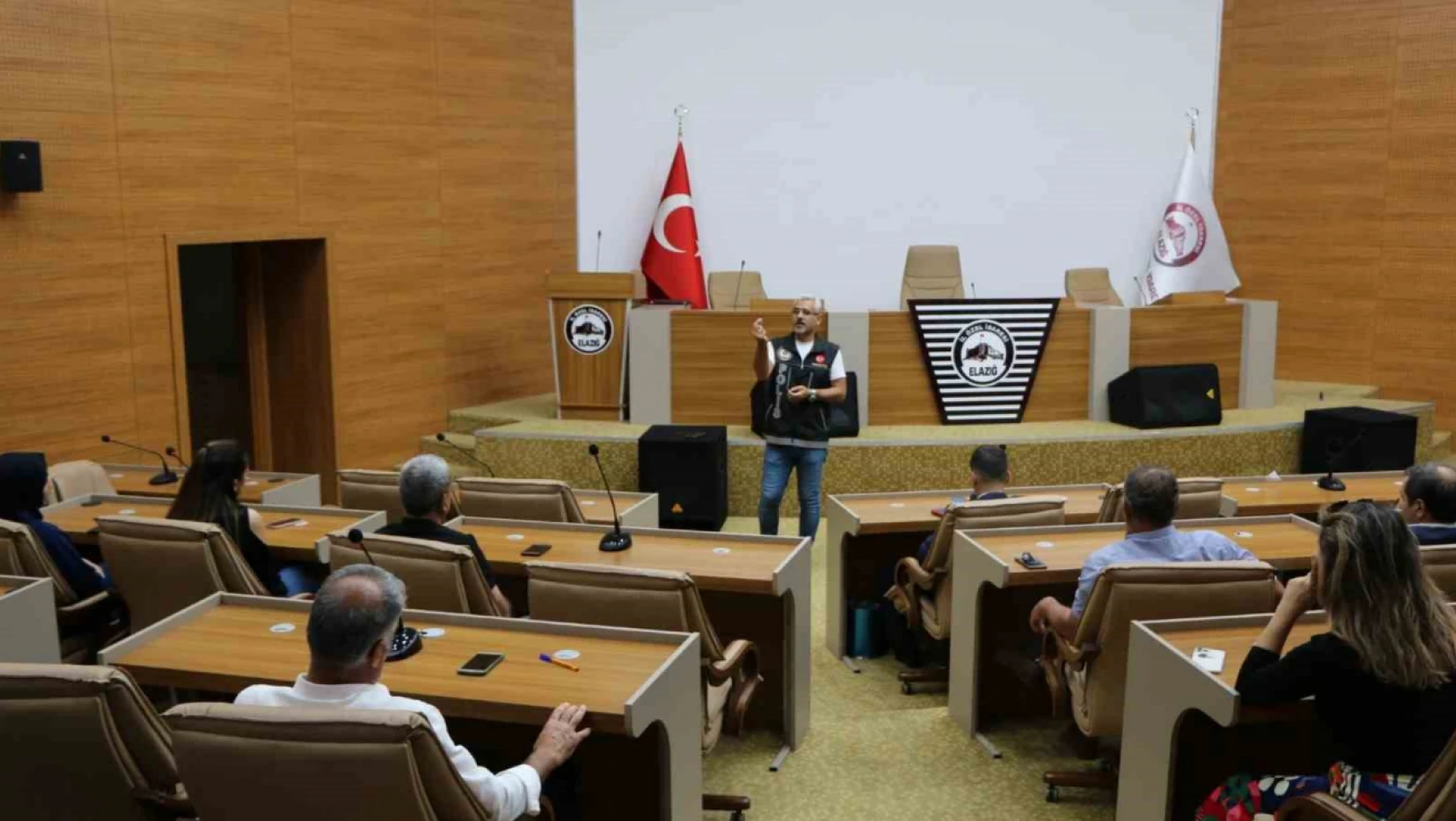 Elazığ'da personele 'En İyi Narkotik Polisi Anne' projesi anlatıldı