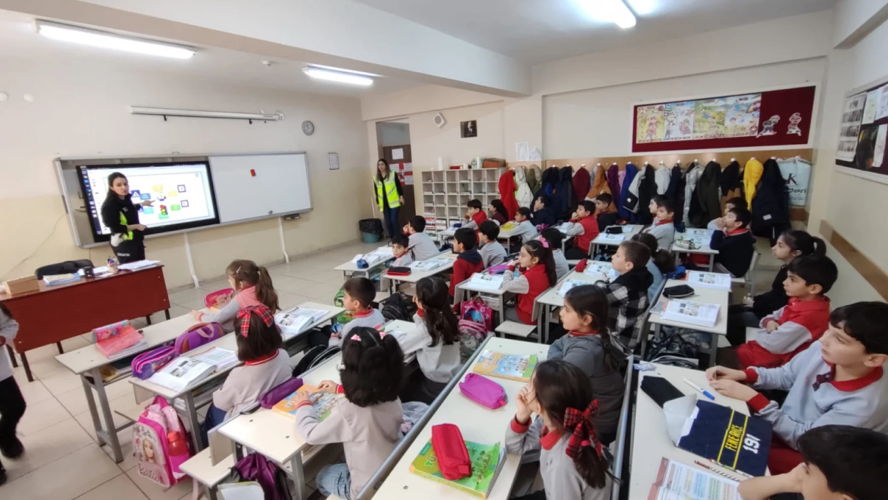 Elazığ'da polis ekiplerinden öğrencilere trafik eğitimi
