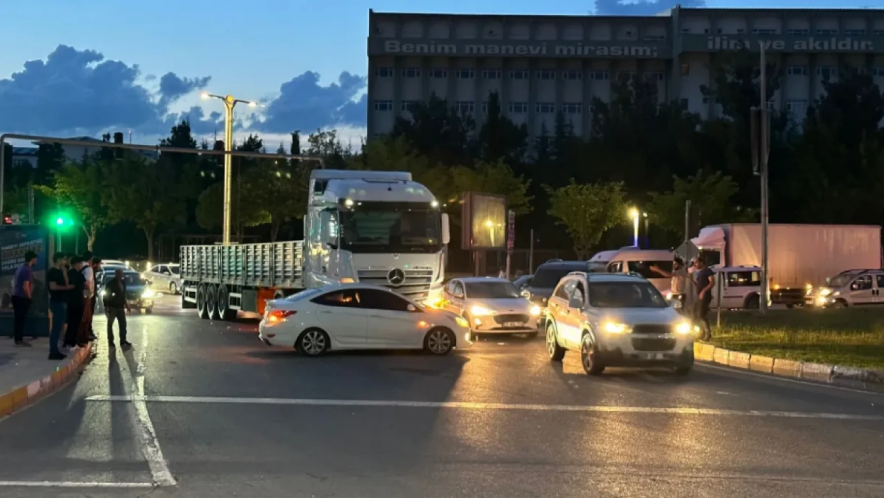 Elazığ'da Tır Otomobile Çarptı