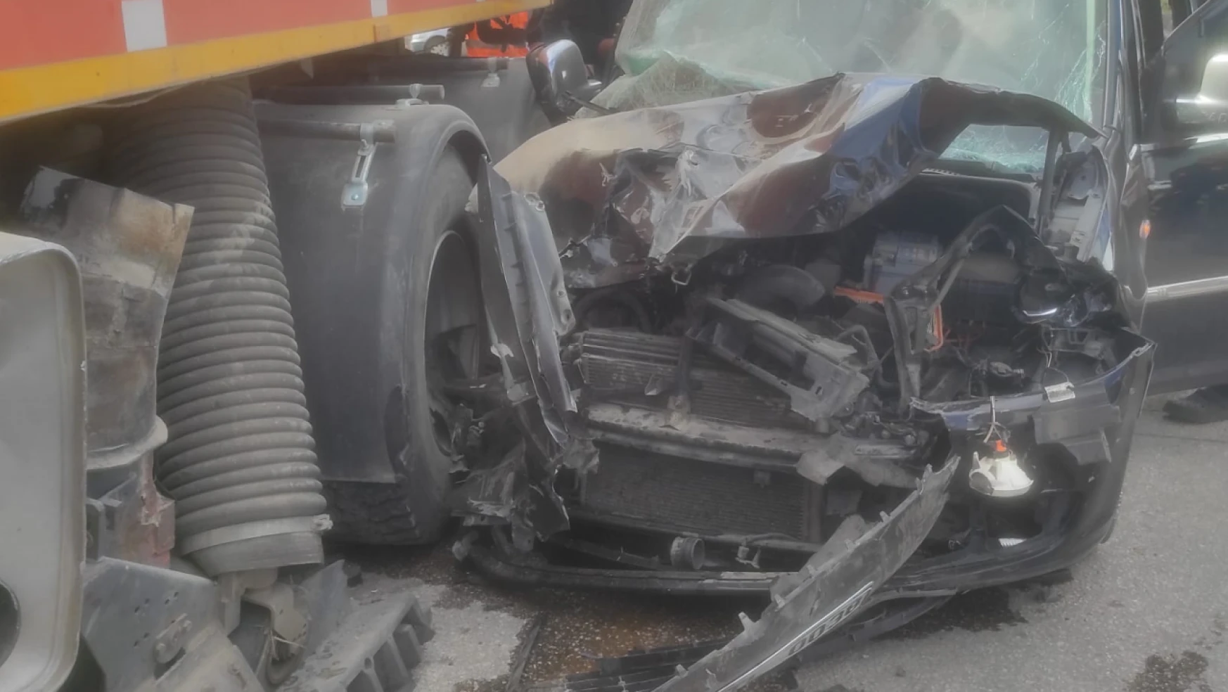 Elazığ'da hafif ticari araç, temizlik kamyonuna çarptı: 5 yaralı