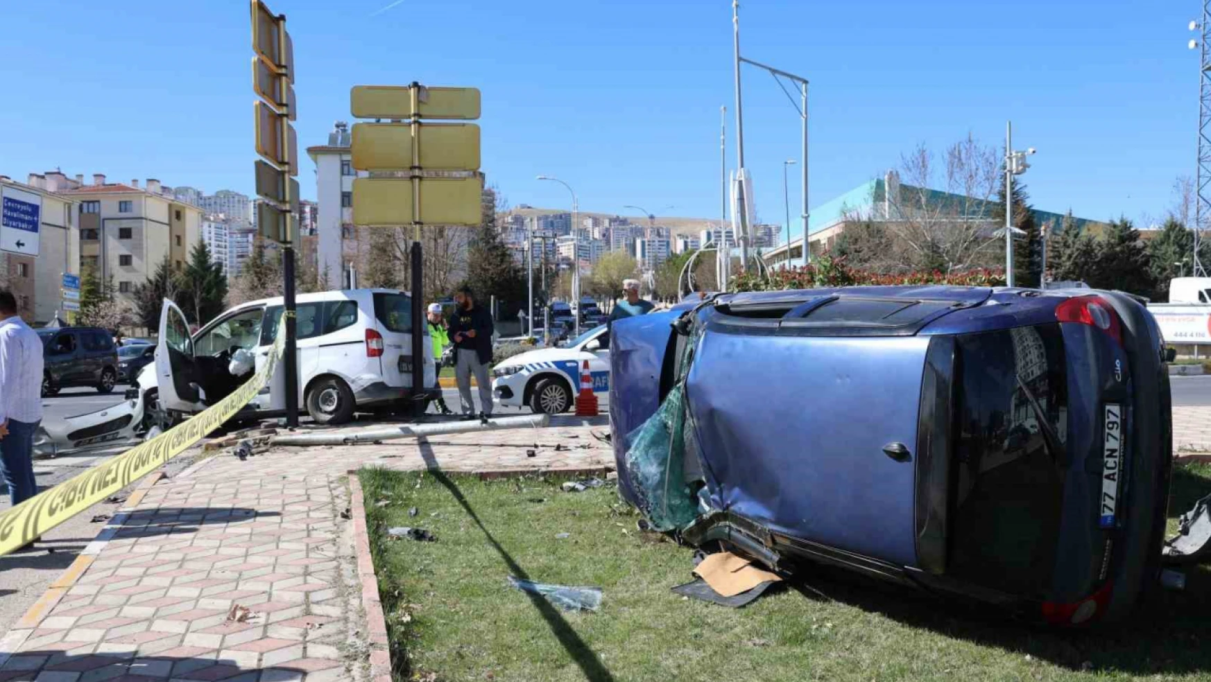Elazığ'da trafik kazası: Önce araca ardından anne ve kızına çarptı