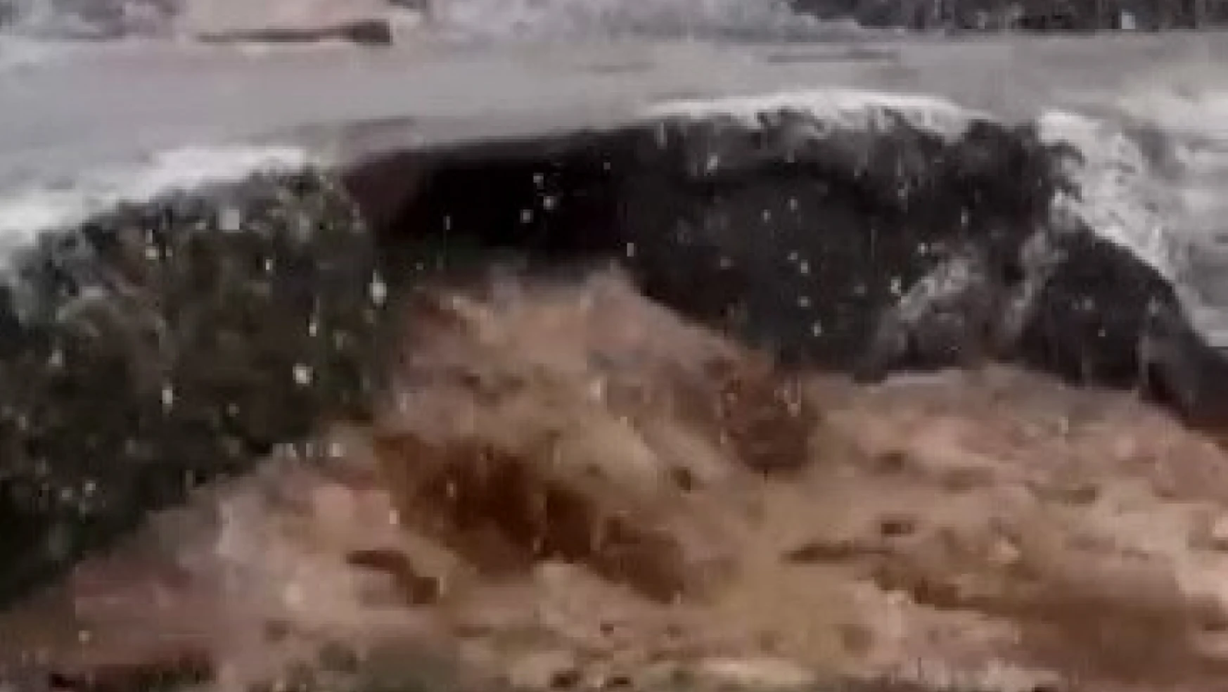 Elazığ'da yağış sonrası dereler taştı, sel nedeniyle yol çöktü