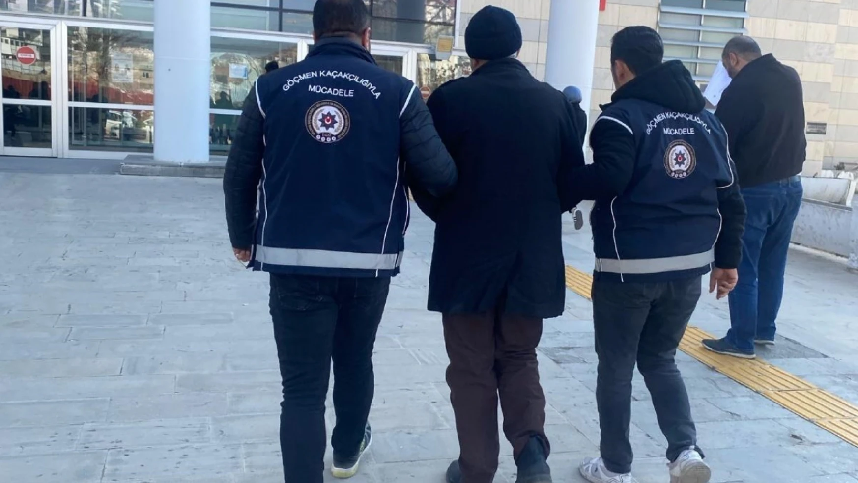 Elazığ'da yakalanan göçmen kaçakçısı tutuklandı