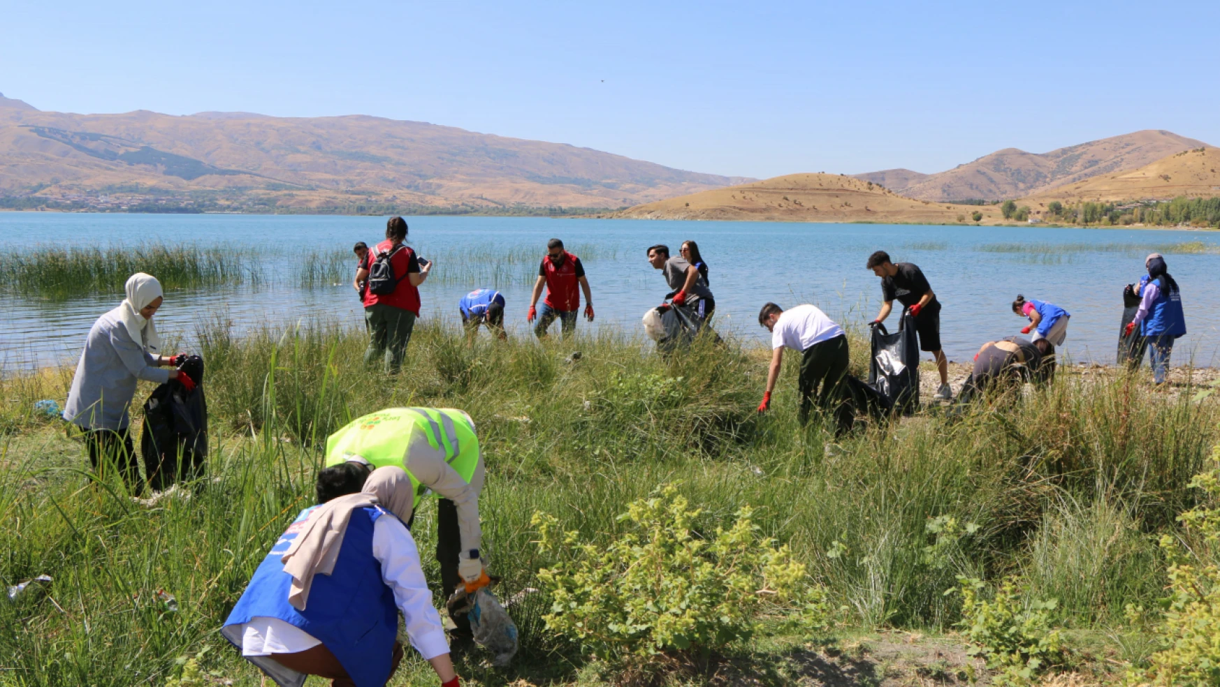 Elazığ İl Özel İdaresi'nden Hazar gölü sahillerinde detaylı temizlik