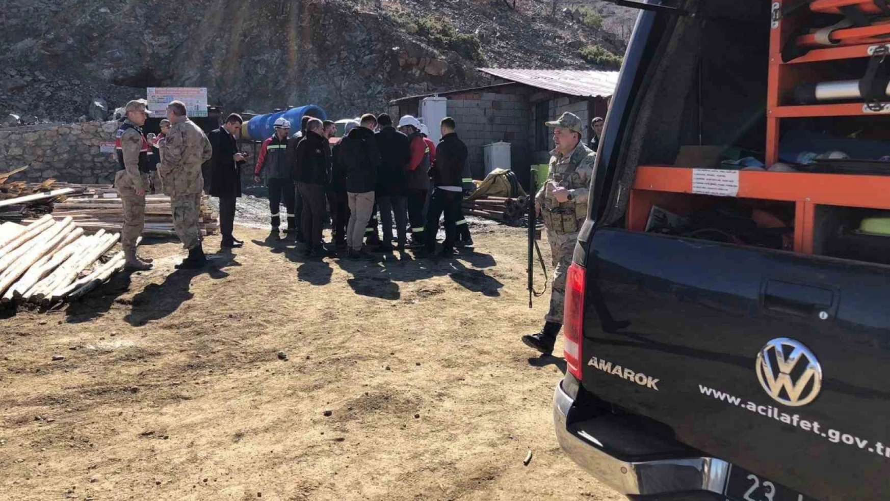 Elazığ'ın Alacakaya ilçesinde bir maden ocağında göçük meydana geldi. İlk belirlemelere göre 3 kişi toprak altında kalırken, bölgeye AFAD, UMKE, 112 Acil Sağlık ve güvenlik güçleri sevk edildi.