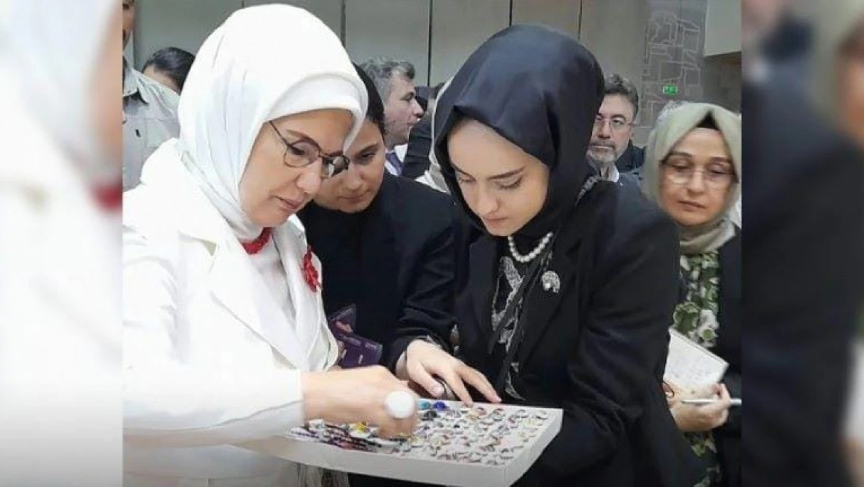 Emine Erdoğan, Hayır çarşısı'nda Elazığ belediyesi standını ziyaret etti