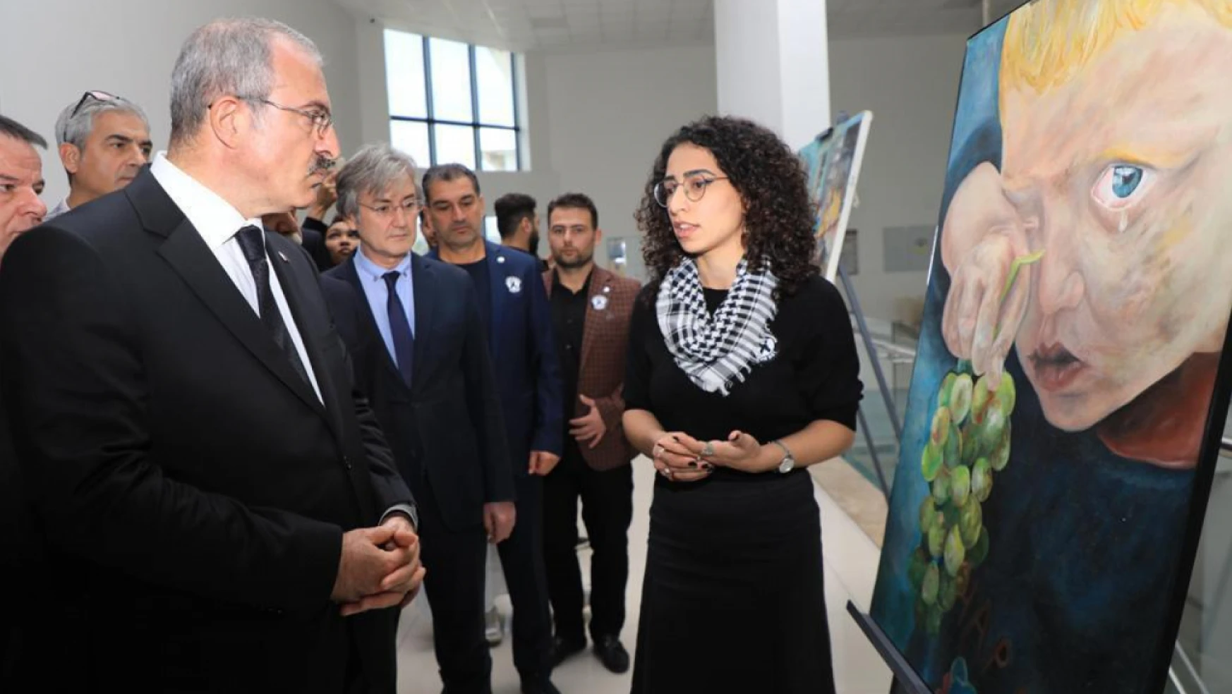 Fırat Üniversitesi'nde 'Filistin, savaş, barış' temalı resim sergisi açıldı