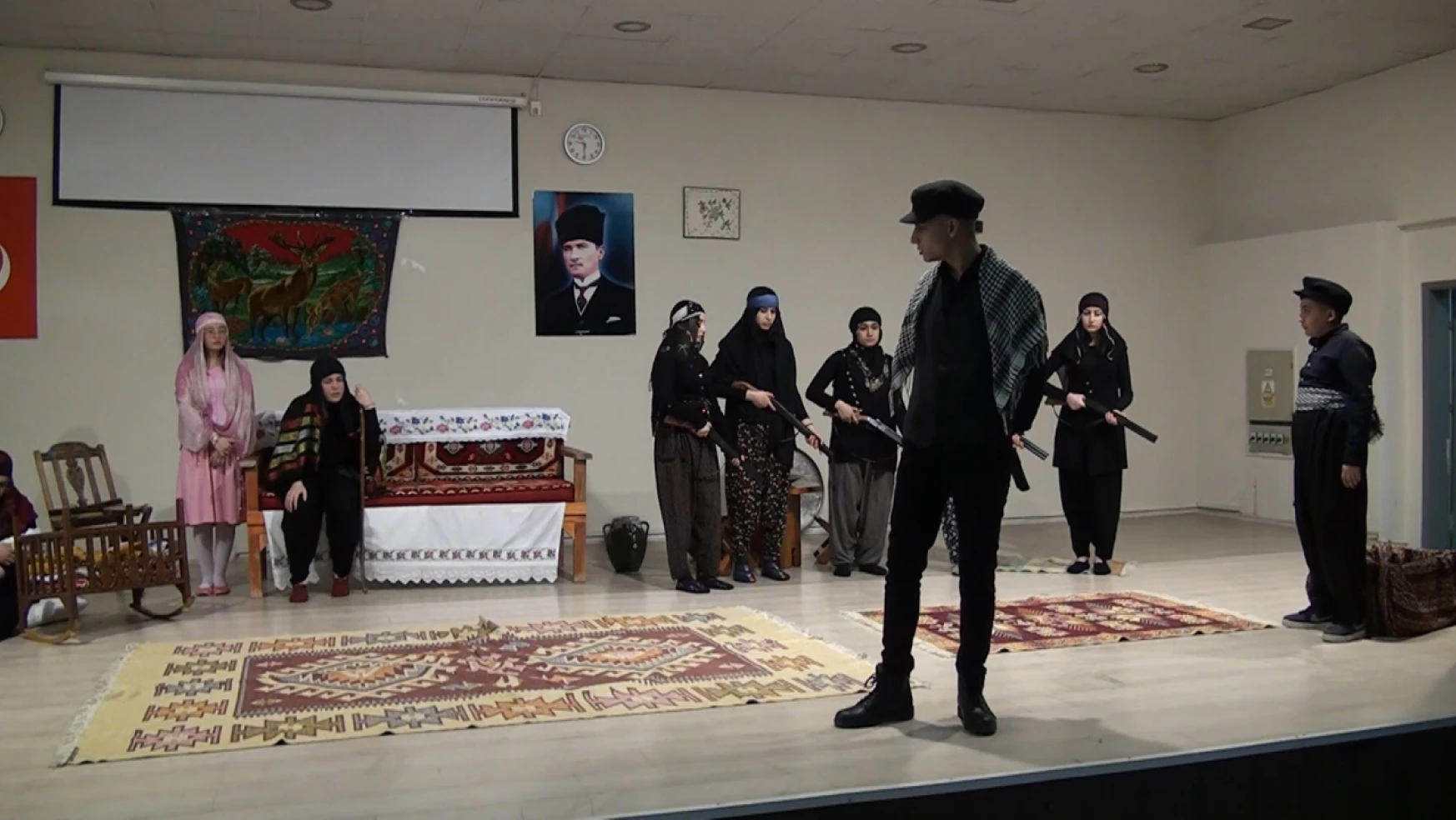 Hazar Anadolu Lisesi Tiyatro Grubu, Töre isimli oyununu sahneledi