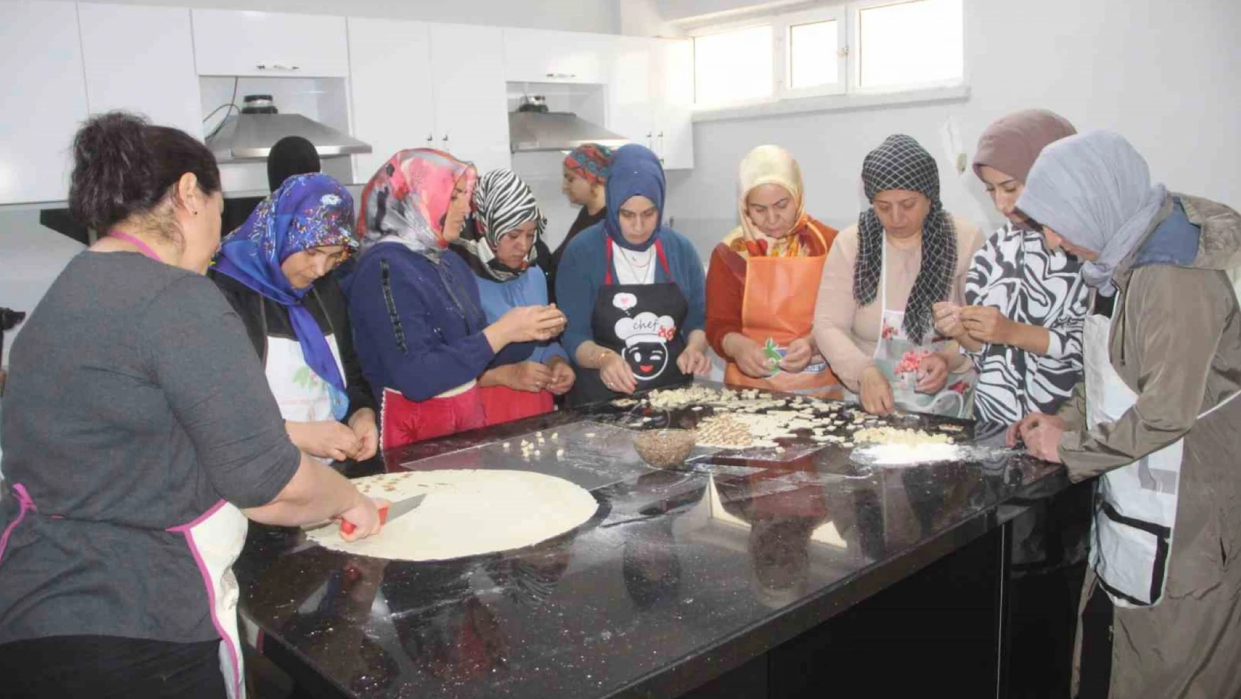 İş sahibi olmak isteyen kadınlar, aşçılık kursunda ter döküyor