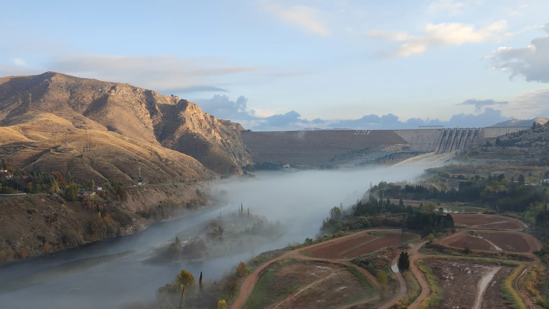 Keban Barajı üzerindeki sis, kartpostallık görüntü oluşturdu