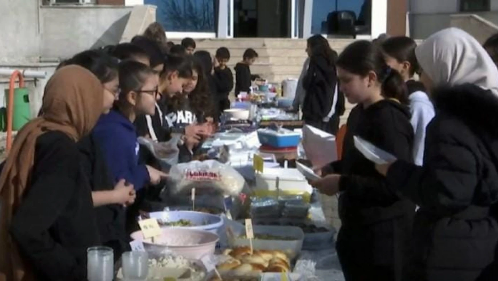 Öğrenciler Filistin yararına kermes düzenledi