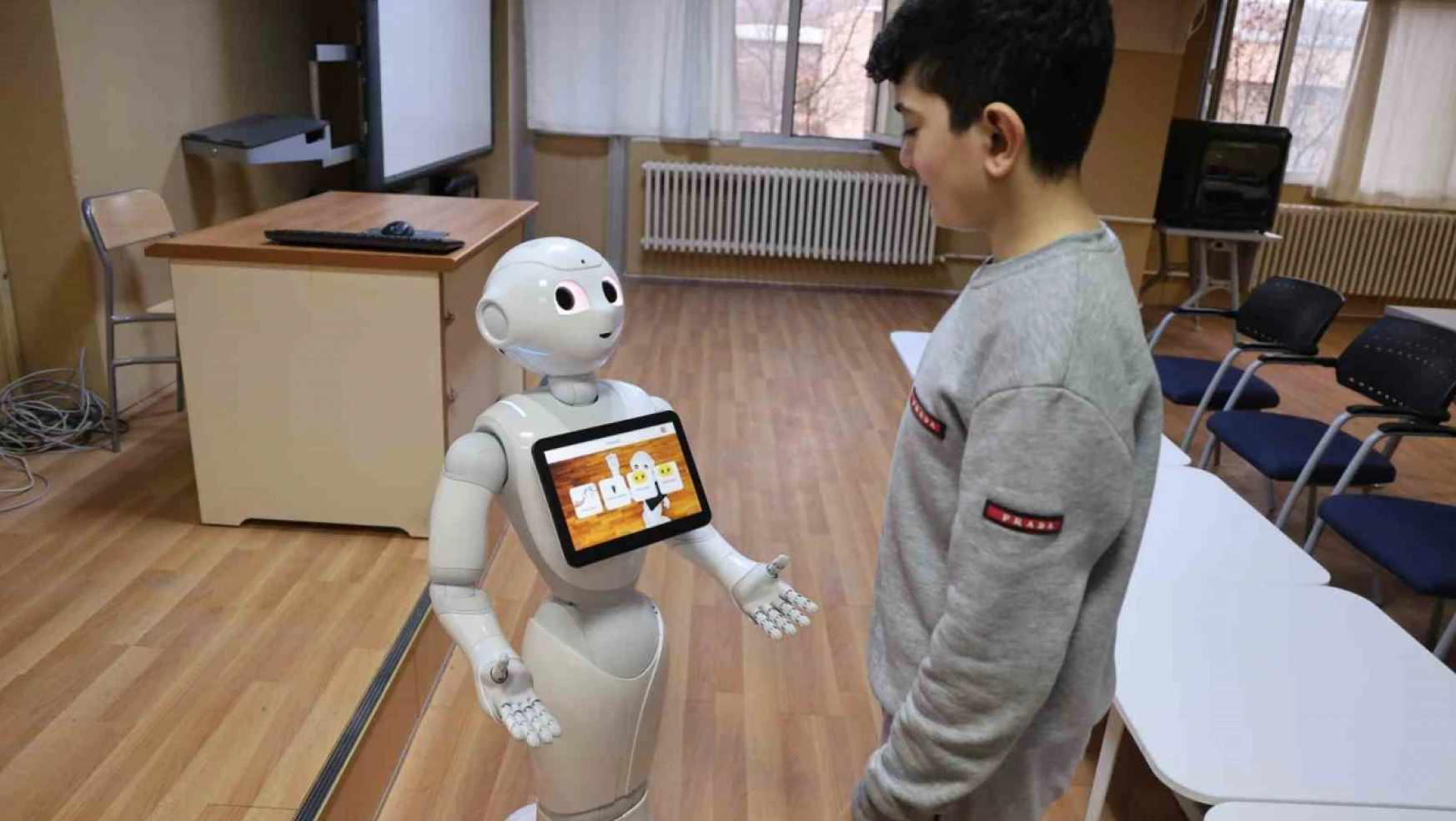Otizmli çocuklar insansı robot 'Pepper' ile öğrenecek