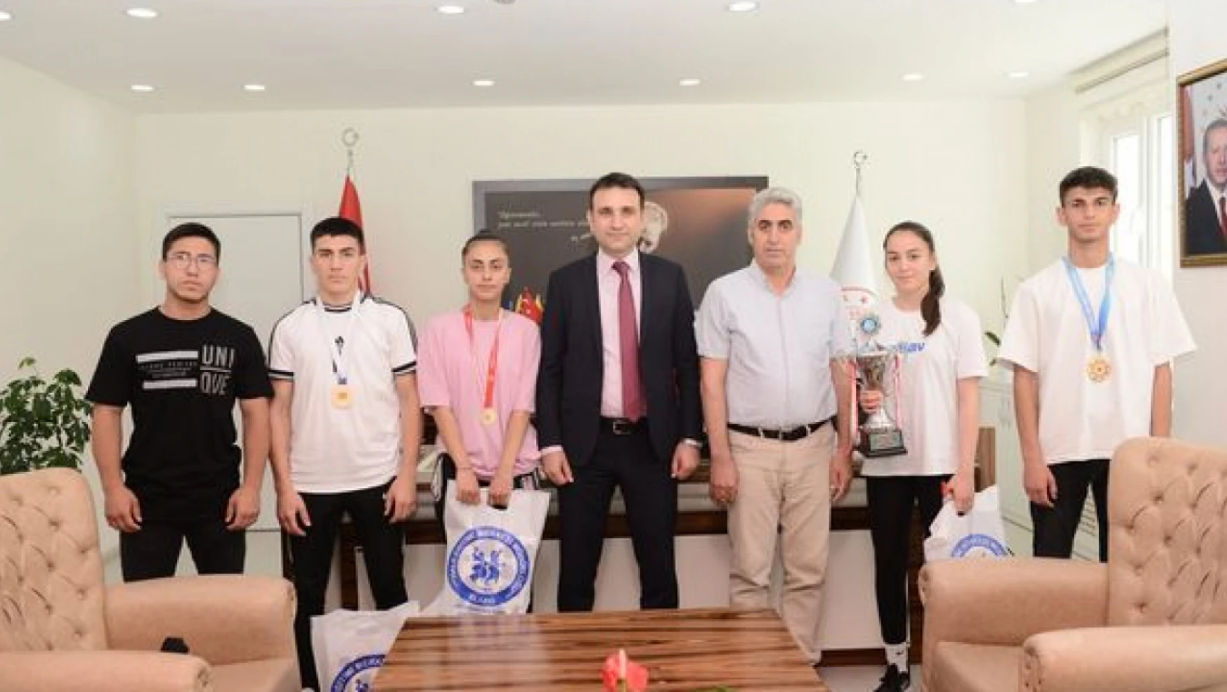 Şampiyonlardan il milli eğitim müdürü Mehmet Yiğit'e ziyaret
