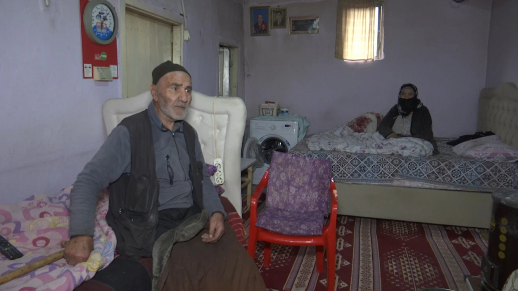 Yaşlı çift ağır hasarlı evlerinde yaşam mücadelesi veriyor