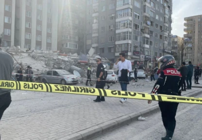 Şanlıurfa'da ağır hasarlı bina kendiliğinden çöktü