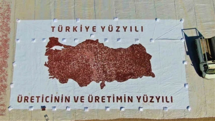 Kurutmalık domateslerle Türkiye haritası oluşturulup 'Türkiye Yüzyılı' yazıldı