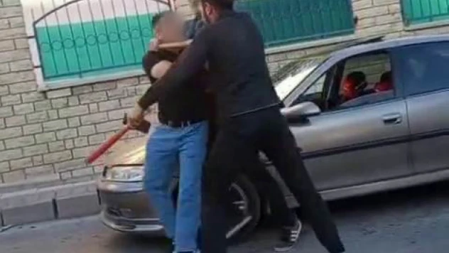 Elazığ'da baltalı-sopalı yol verme kavgası kamerada