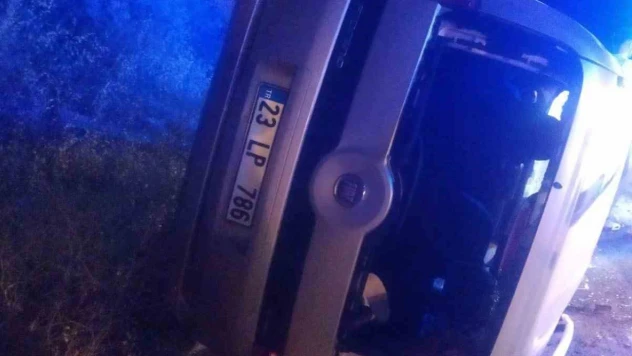 Elazığ'da hafif ticari araç yan yattı: 2 yaralı