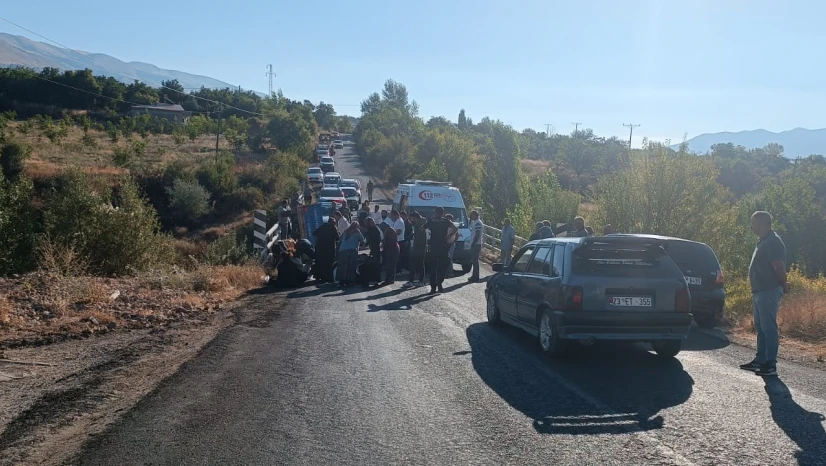Elazığ'da çapa motoru devrildi: 1'i ağır 14 yaralı