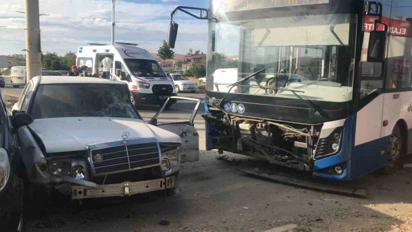 Elazığ'da otobüs 2 otomobile çarptı: 5 yaralı