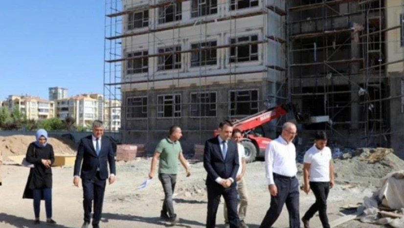 Vali Toraman yapımı devam eden okulları inceledi