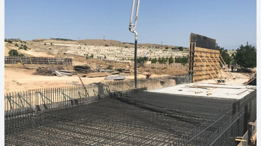SEZA ÇİMENTO VATANDAŞI YİNE MAĞDUR ETTİ: 'SABAH 7'DEN AKŞAMA KADAR BEKLEDİK, BETON YİNE GELMEDİ'